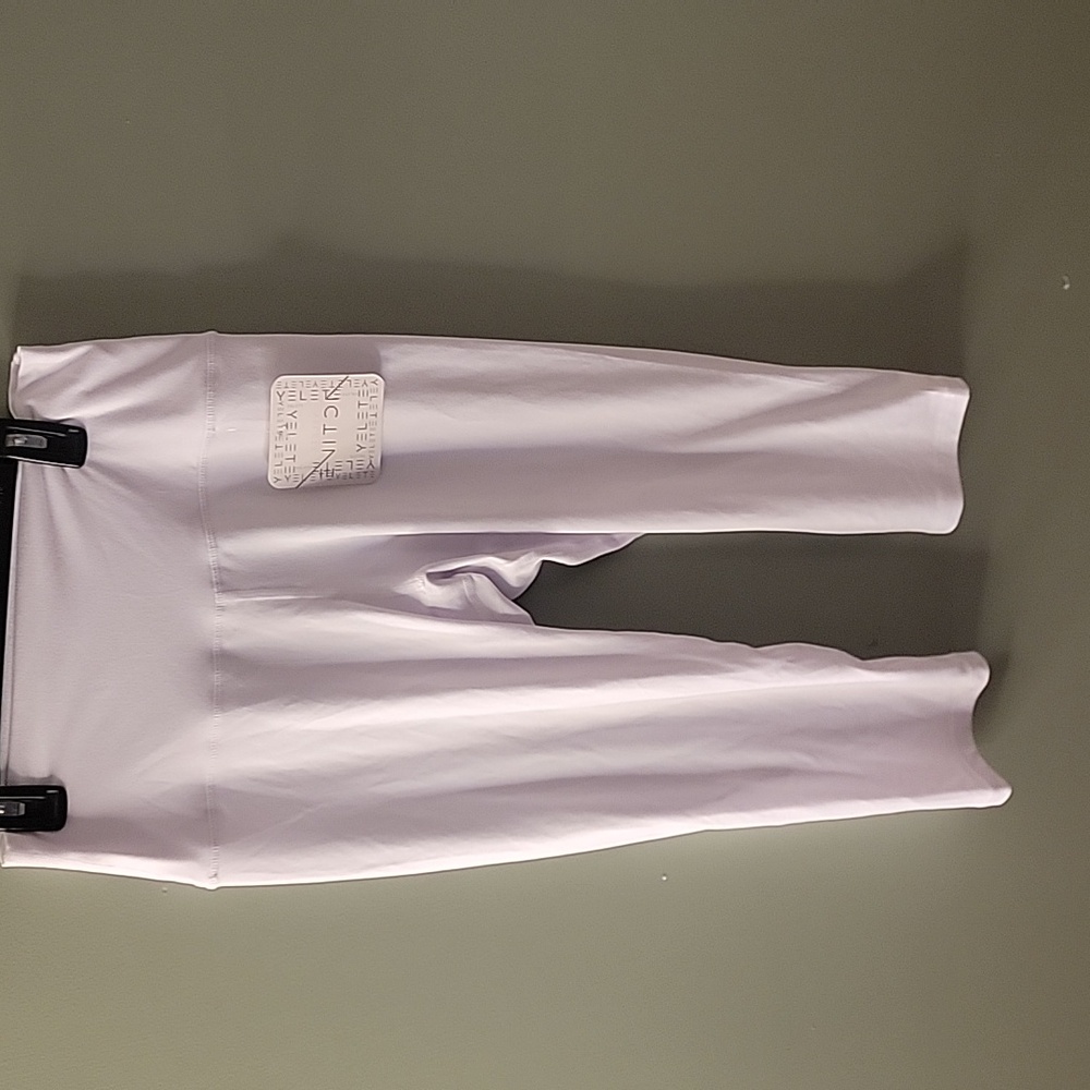 White short leggings size M/L